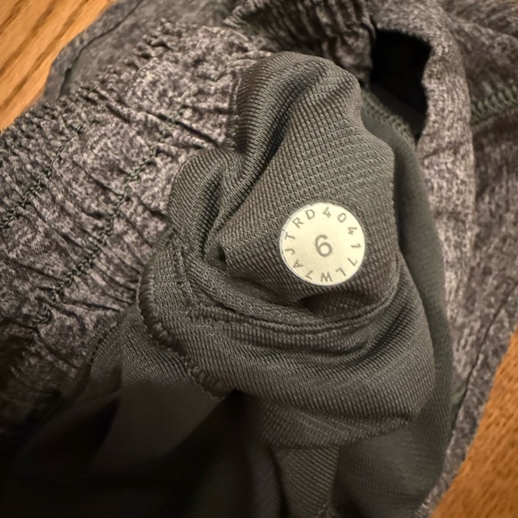 Lululemon Run Speed Shorts 4” Gray Black Stripe Size 6 Zip Pocket - Picture 4 of 10